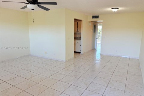 Купить кондоминиум в Пемброк-Пайнс, Флорида 1 спальня, 75.34м2, № 2011039 - фото 4