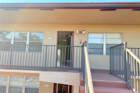 Купить кондоминиум в Пемброк-Пайнс, Флорида 1 спальня, 75.34м2, № 2011039 - фото 2