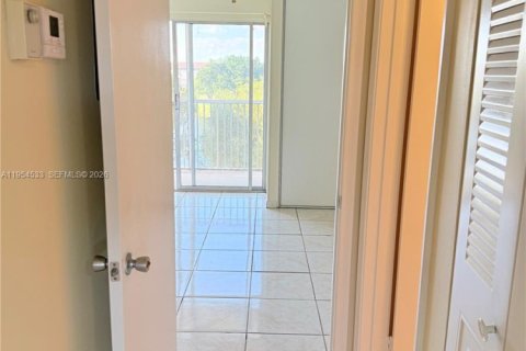 Купить кондоминиум в Пемброк-Пайнс, Флорида 1 спальня, 75.34м2, № 2011039 - фото 8