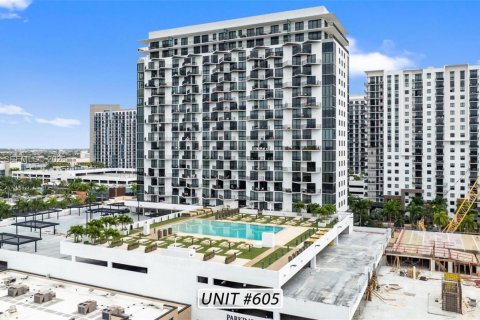 Condo in Doral, Florida, 1 bedroom  № 2003136 - photo 3