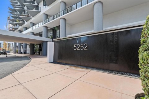 Condo in Doral, Florida, 1 bedroom  № 2003136 - photo 9