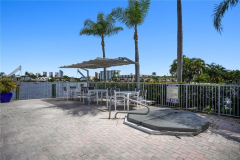 Copropriété à vendre à North Miami Beach, Floride: 2 chambres, 122.45 m2 № 1977819 - photo 24