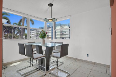 Copropriété à vendre à North Miami Beach, Floride: 2 chambres, 122.45 m2 № 1977819 - photo 5