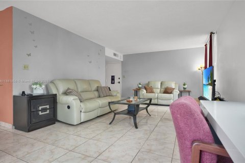 Copropriété à vendre à North Miami Beach, Floride: 2 chambres, 122.45 m2 № 1977819 - photo 4