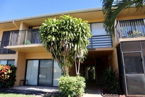 Condo in Hollywood, Florida, 1 bedroom  № 2035734 - photo 1