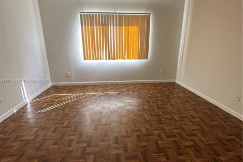 Condo in Hollywood, Florida, 1 bedroom  № 2035734 - photo 9