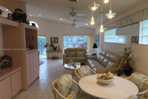 House in Boynton Beach, Florida 3 bedrooms, 203.18 sq.m. № 1945606 - photo 3