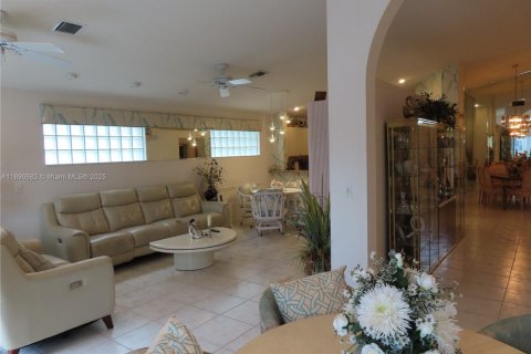House in Boynton Beach, Florida 3 bedrooms, 203.18 sq.m. № 1945606 - photo 9