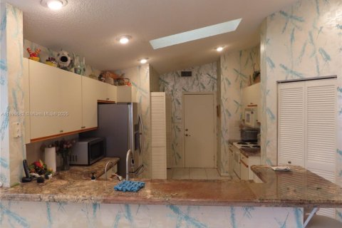 House in Boynton Beach, Florida 3 bedrooms, 203.18 sq.m. № 1945606 - photo 4