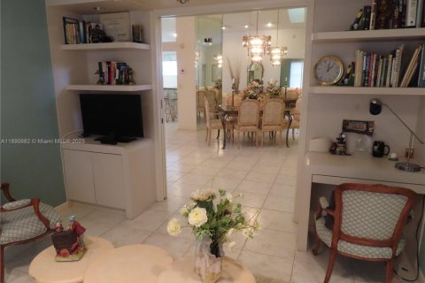 House in Boynton Beach, Florida 3 bedrooms, 203.18 sq.m. № 1945606 - photo 15