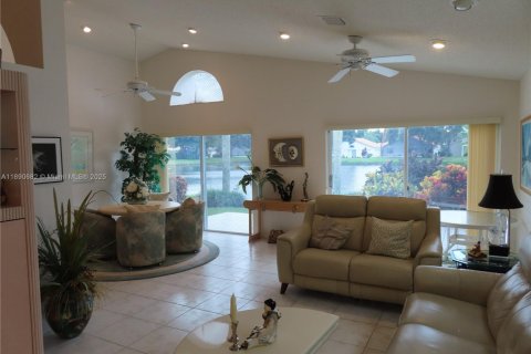 House in Boynton Beach, Florida 3 bedrooms, 203.18 sq.m. № 1945606 - photo 2