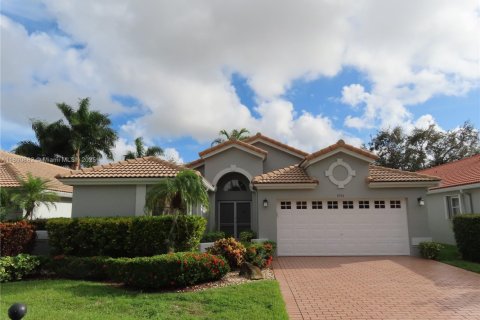 House in Boynton Beach, Florida 3 bedrooms, 203.18 sq.m. № 1945606 - photo 1
