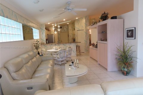 House in Boynton Beach, Florida 3 bedrooms, 203.18 sq.m. № 1945606 - photo 7