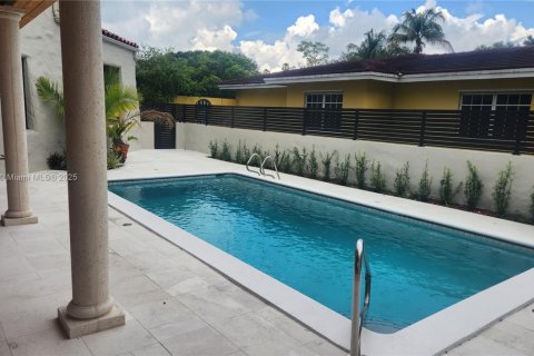 Casa en venta en Miami Springs, Florida, 5 dormitorios, 349.03 m2 № 1781949 - foto 17