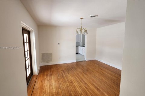 Casa en venta en Miami Springs, Florida, 5 dormitorios, 349.03 m2 № 1781949 - foto 9