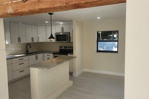 Casa en venta en Miami Springs, Florida, 5 dormitorios, 349.03 m2 № 1781949 - foto 11