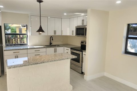 Casa en venta en Miami Springs, Florida, 5 dormitorios, 349.03 m2 № 1781949 - foto 12