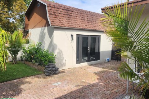 Casa en venta en Miami Springs, Florida, 5 dormitorios, 349.03 m2 № 1781949 - foto 6