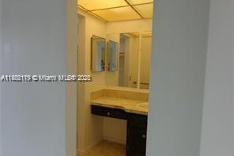 Condo in Lauderdale Lakes, Florida, 1 bedroom  № 1933643 - photo 24