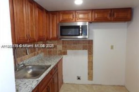 Condo in Lauderdale Lakes, Florida, 1 bedroom  № 1933643 - photo 11