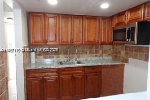 Condo in Lauderdale Lakes, Florida, 1 bedroom  № 1933643 - photo 5
