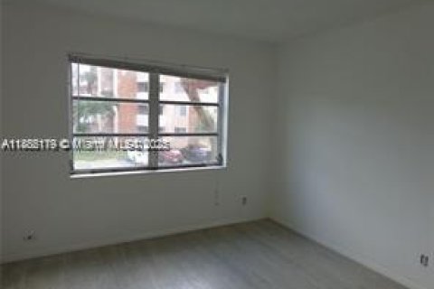 Condo in Lauderdale Lakes, Florida, 1 bedroom  № 1933643 - photo 17