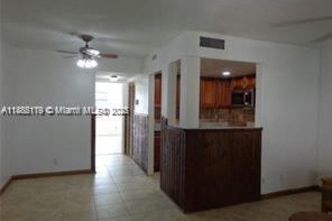 Condo in Lauderdale Lakes, Florida, 1 bedroom  № 1933643 - photo 3