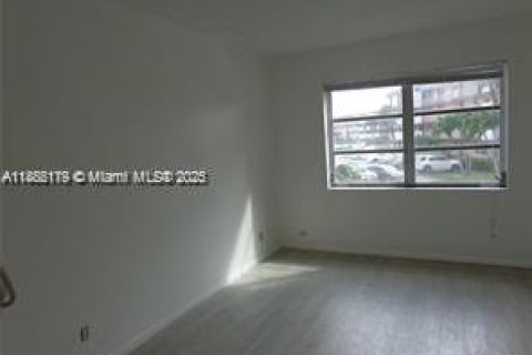 Condo in Lauderdale Lakes, Florida, 1 bedroom  № 1933643 - photo 15
