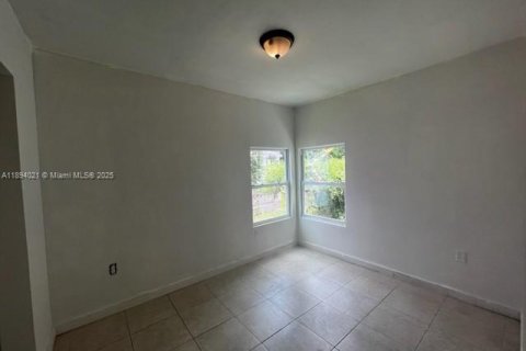 House in Miami, Florida 3 bedrooms, 106.47 sq.m. № 1945717 - photo 2