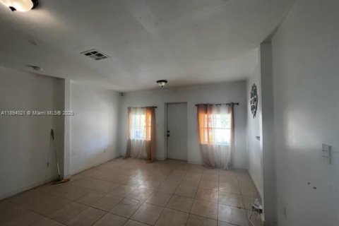 House in Miami, Florida 3 bedrooms, 106.47 sq.m. № 1945717 - photo 9