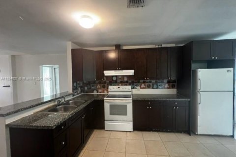 House in Miami, Florida 3 bedrooms, 106.47 sq.m. № 1945717