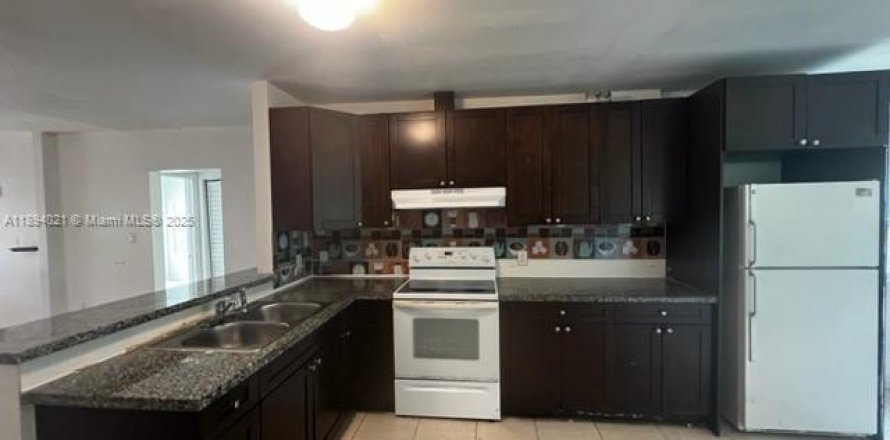 House in Miami, Florida 3 bedrooms, 106.47 sq.m. № 1945717