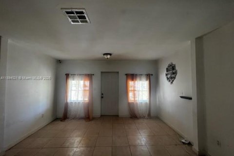 House in Miami, Florida 3 bedrooms, 106.47 sq.m. № 1945717 - photo 10