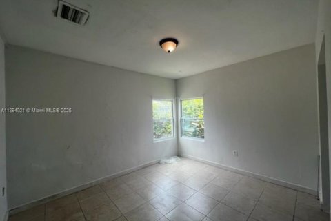 House in Miami, Florida 3 bedrooms, 106.47 sq.m. № 1945717 - photo 6