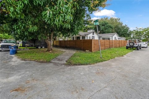 Commercial property in Miami, Florida 195.93 sq.m. № 1992622 - photo 30