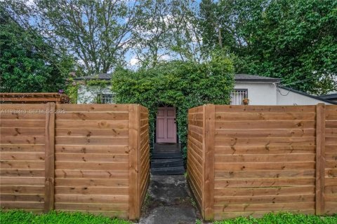 Commercial property in Miami, Florida 195.93 sq.m. № 1992622 - photo 3