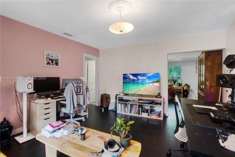 Commercial property in Miami, Florida 195.93 sq.m. № 1992622 - photo 23