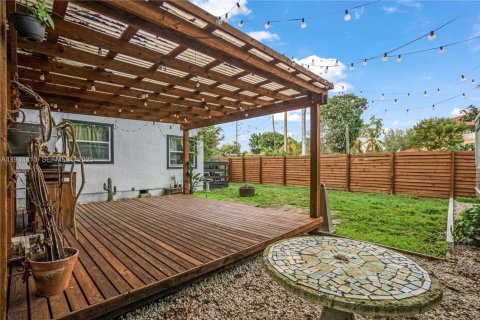 Commercial property in Miami, Florida 195.93 sq.m. № 1992622 - photo 5