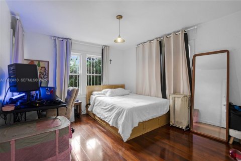 Commercial property in Miami, Florida 195.93 sq.m. № 1992622 - photo 8