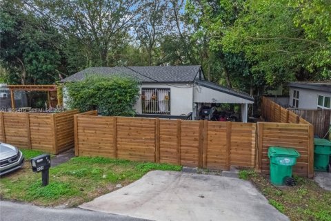 Commercial property in Miami, Florida 195.93 sq.m. № 1992622 - photo 4