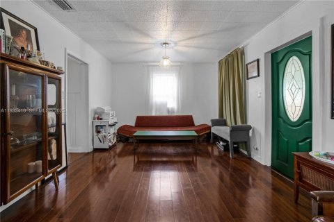 Commercial property in Miami, Florida 195.93 sq.m. № 1992622 - photo 7