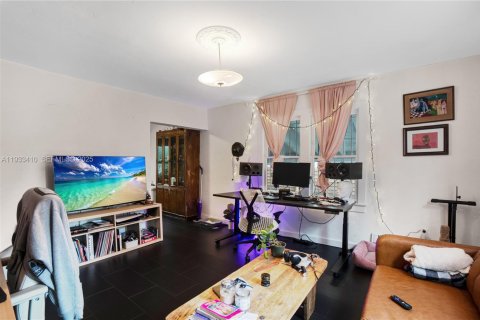 Commercial property in Miami, Florida 195.93 sq.m. № 1992622 - photo 19