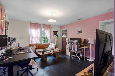 Commercial property in Miami, Florida 195.93 sq.m. № 1992622 - photo 18