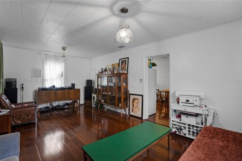 Commercial property in Miami, Florida 195.93 sq.m. № 1992622 - photo 6