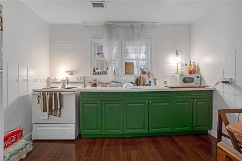 Commercial property in Miami, Florida 195.93 sq.m. № 1992622 - photo 12