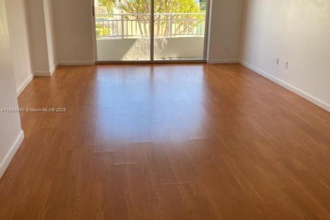 Condo in Miami, Florida, 1 bedroom  № 1944729 - photo 2