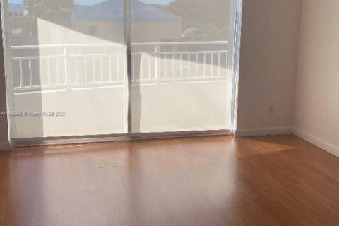 Condo in Miami, Florida, 1 bedroom  № 1944729 - photo 1