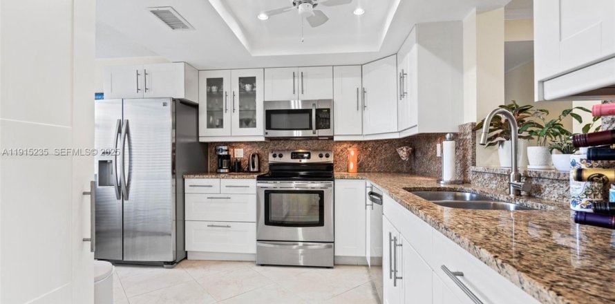 Condominio en Margate, Florida, 2 dormitorios № 2034402