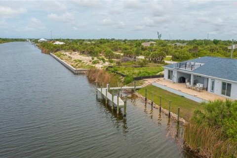House in Port Charlotte, Florida 3 bedrooms, 150.69 sq.m. № 2229109