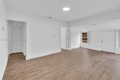 Villa ou maison à vendre à Miami, Floride: 3 chambres № 2005275 - photo 10